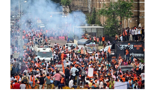 मराठा आरक्षण आंदोलन पर प्रशासन सख्त, प्रदर्शनकारियों के खिलाफ मुकदमे दर्ज